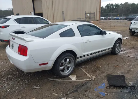 2005 Ford Mustang z USA, uszkodzony, nr VIN 1ZVFT80N455161888